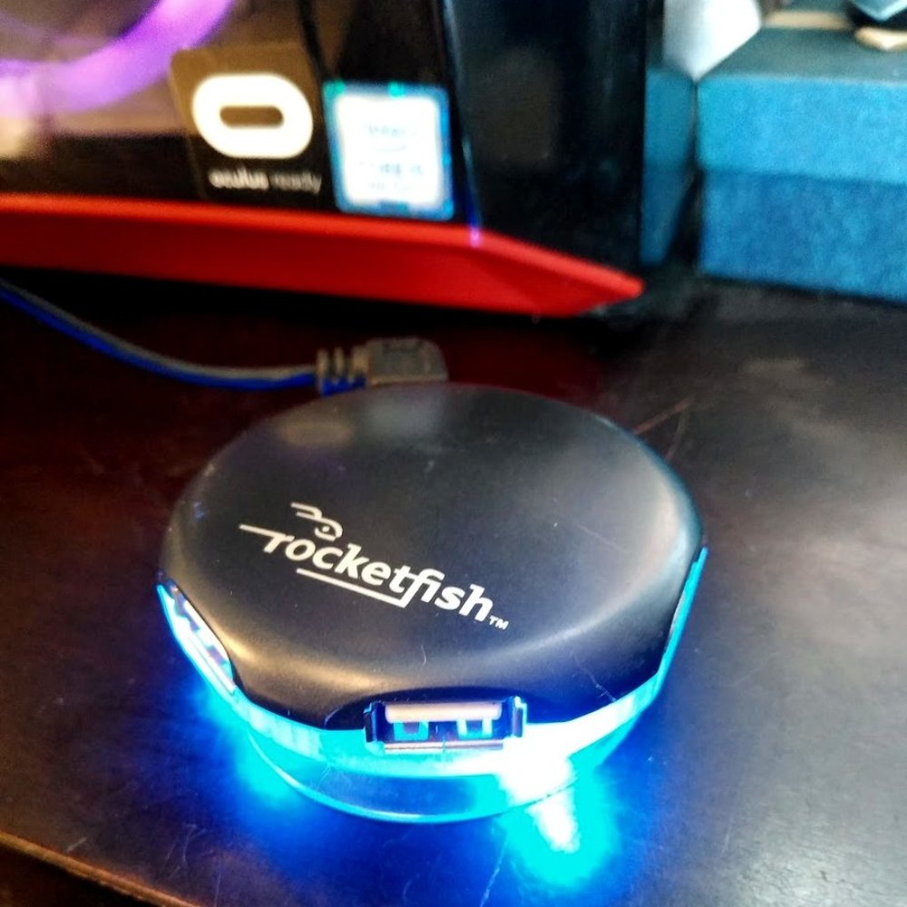 Rocketfish USB 2.0 4-Port Suction Cup Hub 2 ft Cord Lighted Blue